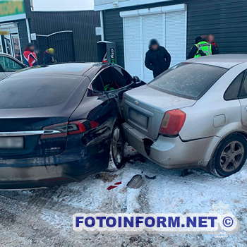 У Кропивницькому жінка на Chevrolet в'їхала у припарковану автівку (ФОТО)